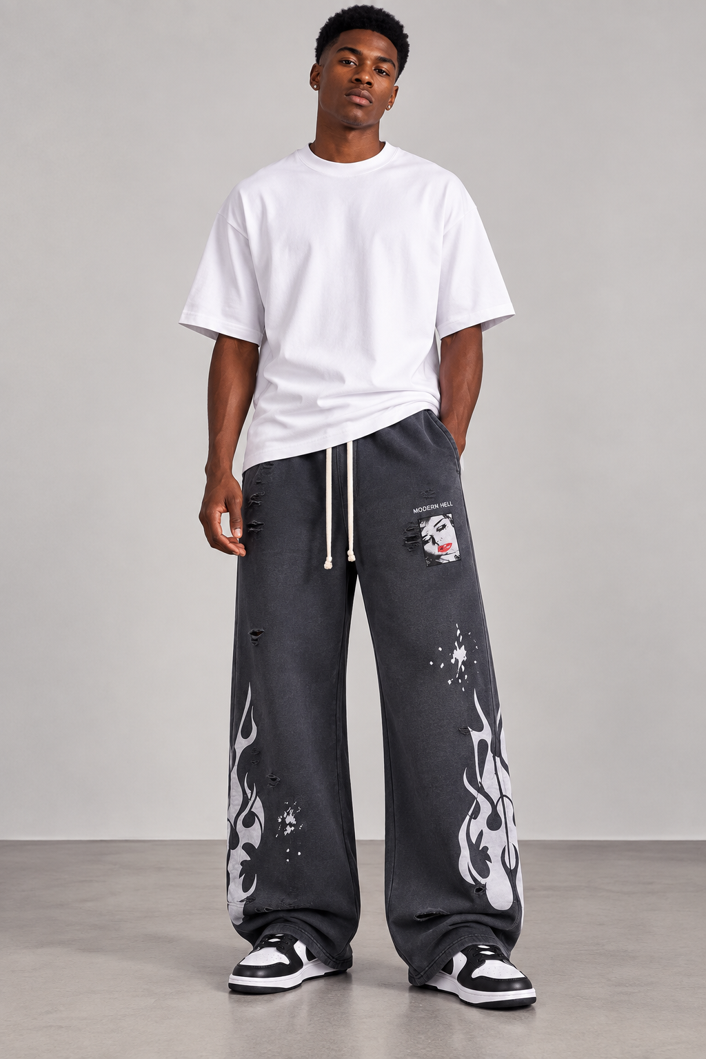 Pantalon jogging large délavé imprimé flammes porté par un homme, vue 4