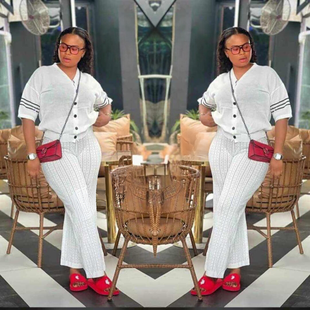 Élégance Moderne : Ensemble Chemise Blanche et Pantalon Rayé