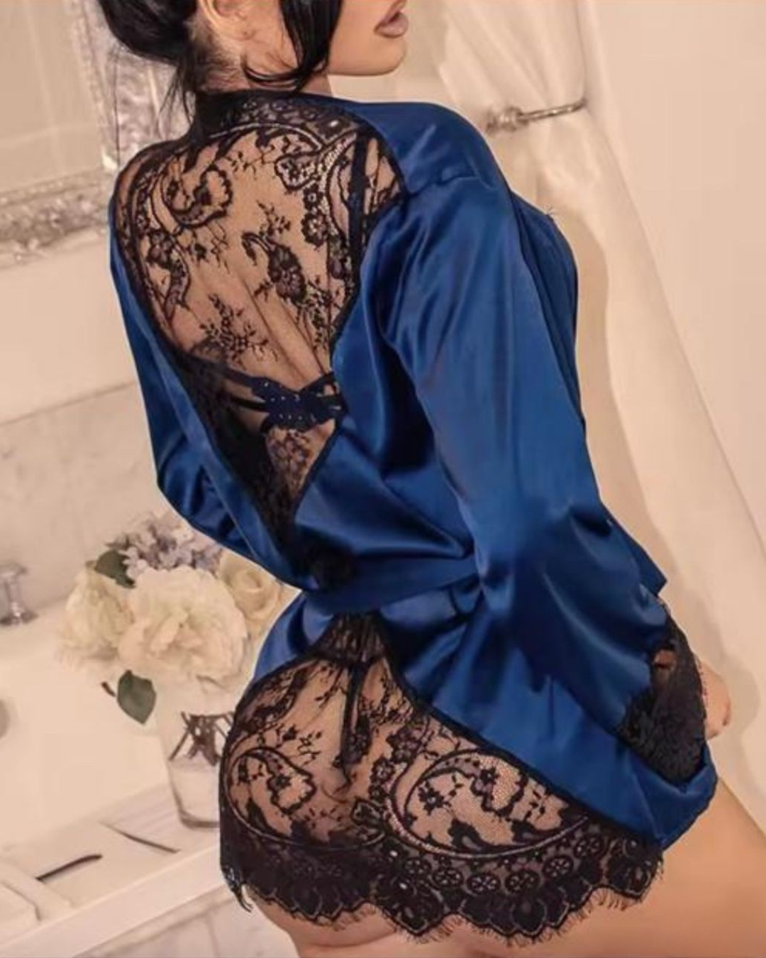 Nuisette satinée bleu royal avec dentelle noire transparente
