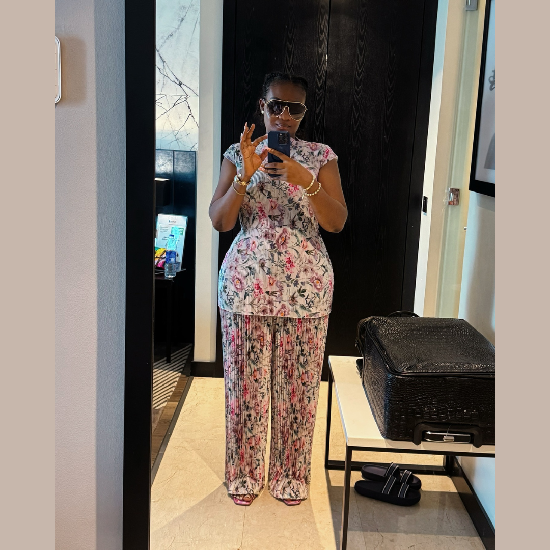 Ensemble Fleuri – Tunique Cintrée & Pantalon Plissé, Chic sans Effort