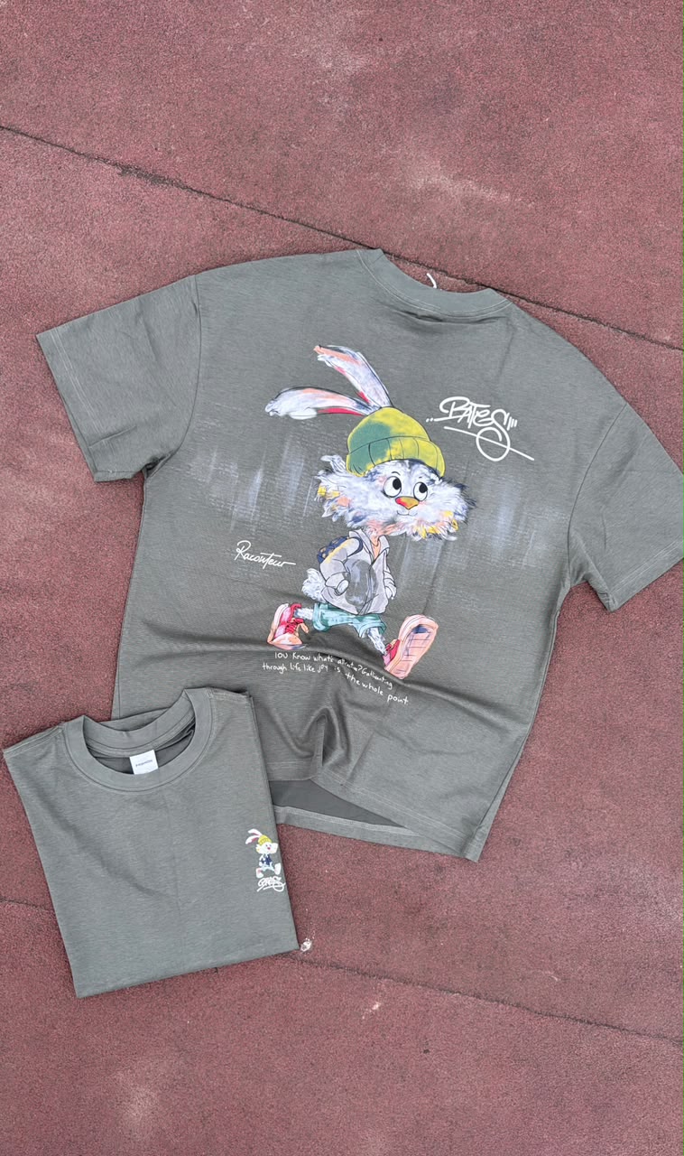 T-shirt oversize kaki lapin bonnet vert, dos et devant