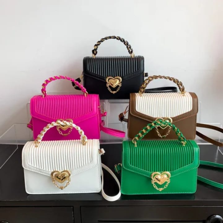 Sac à Main Plissé avec Poignée Tressée et Fermoir en Cœur