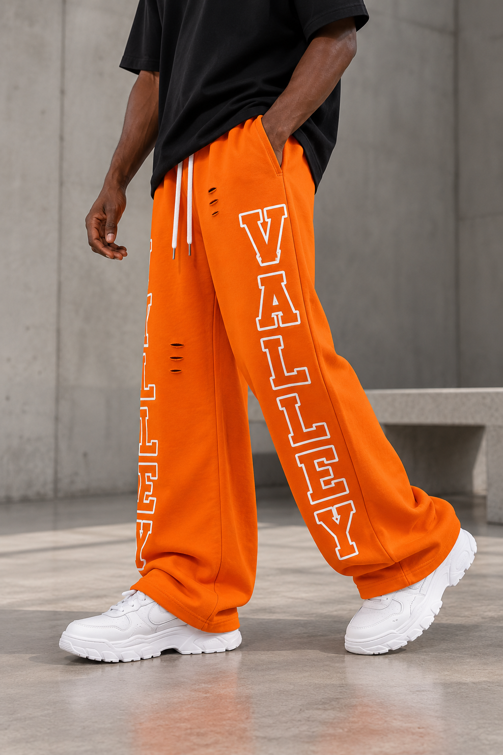 Pantalon jogging large imprimé VALLEY porté par un homme, vue 3