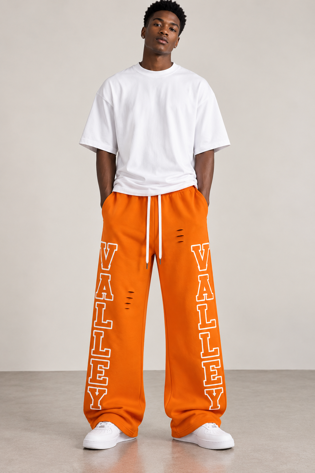 Pantalon jogging large imprimé VALLEY porté par un homme, vue 2