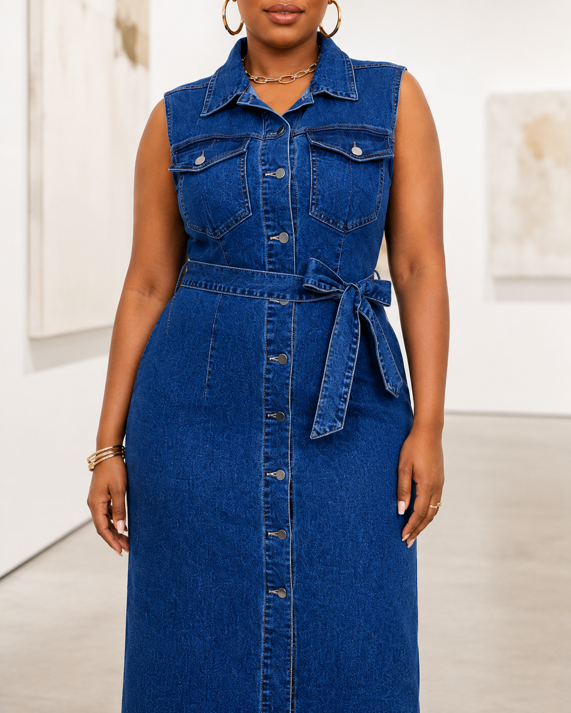 Robe chemise longue en jean portée avec ceinture nouée