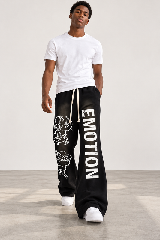 Pantalon flare Emotion porté par un homme, vue de face