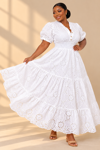 Robe longue blanche ajourée à manches bouffantes et jupe à volants