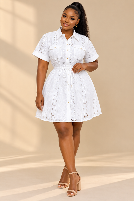 Robe chemise courte blanche en broderie anglaise, portée en studio