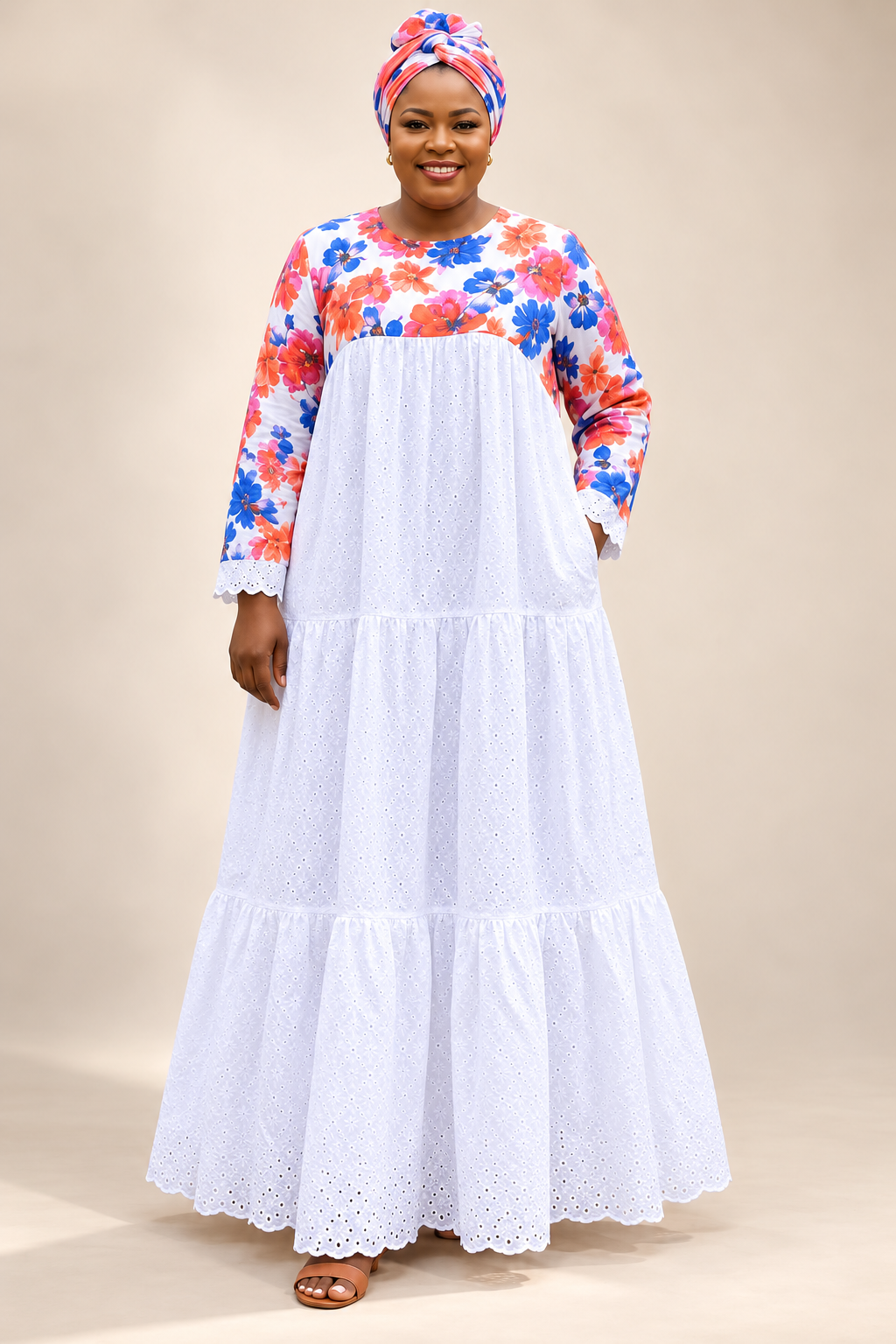 Robe longue blanche en broderie anglaise à buste fleuri, portée en studio