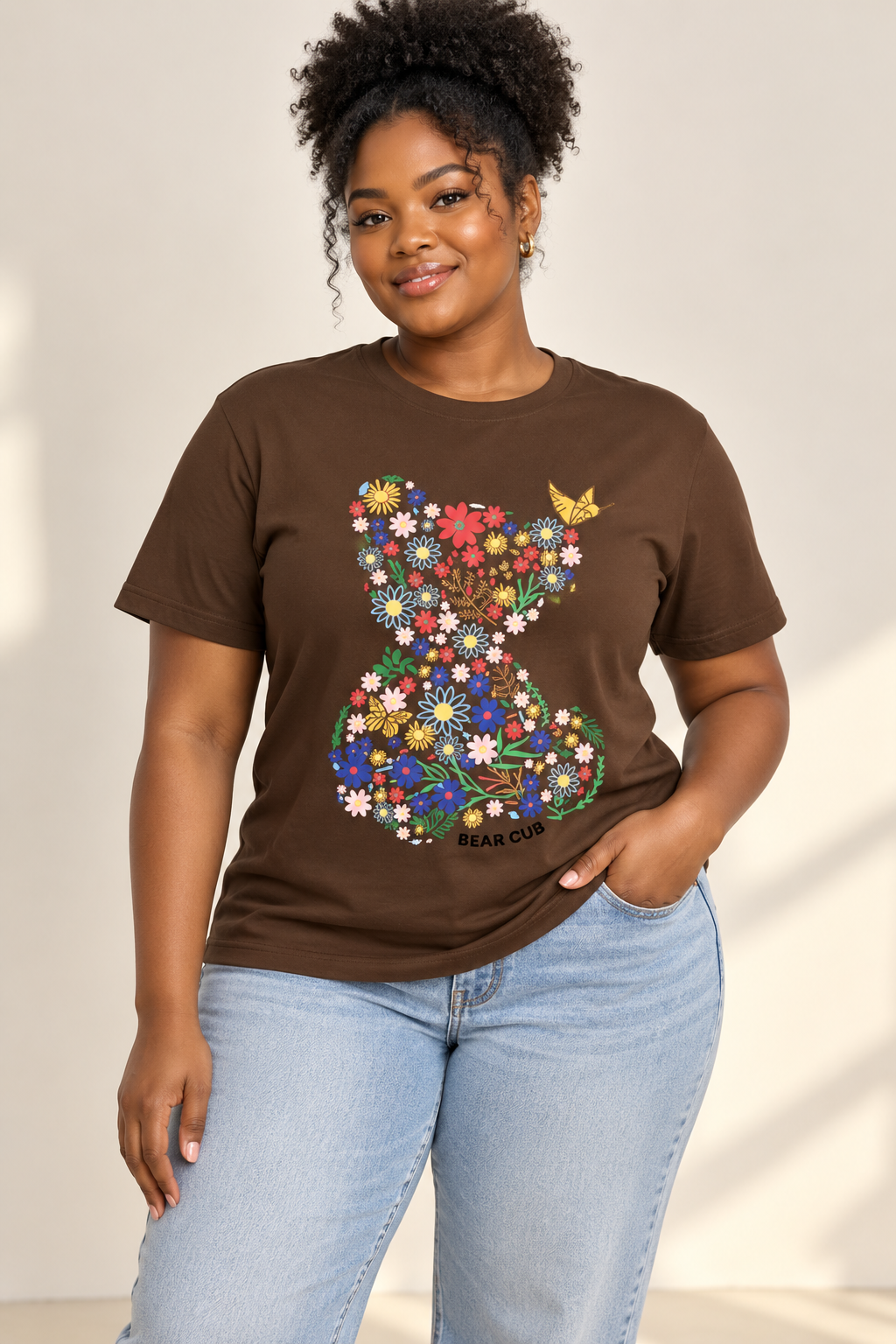 T-shirt marron imprimé ourson fleuri porté