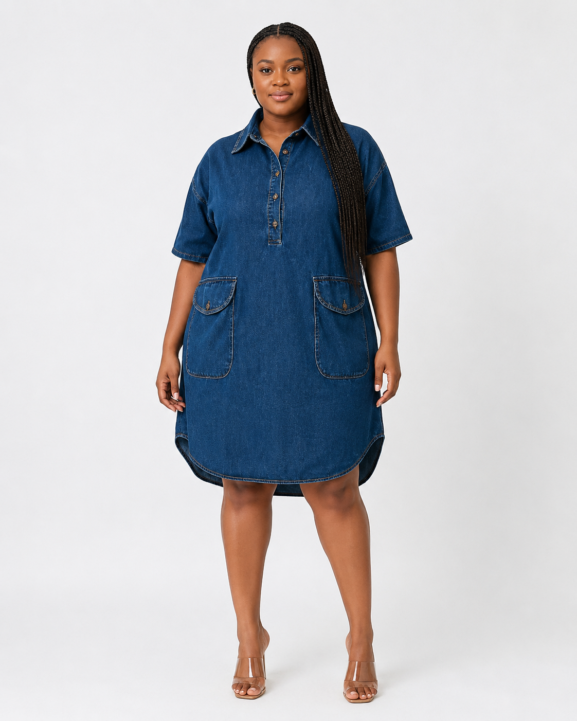 Robe chemise courte en jean portee de trois quarts