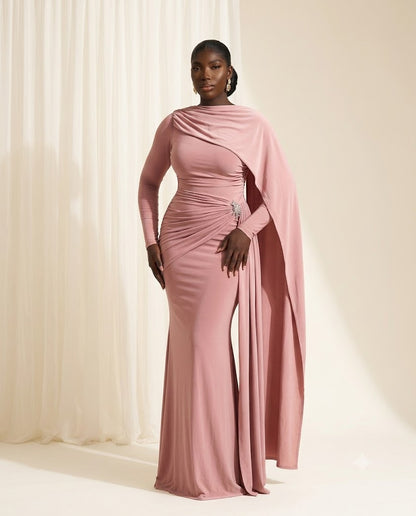 Robe longue drapée à manche cape