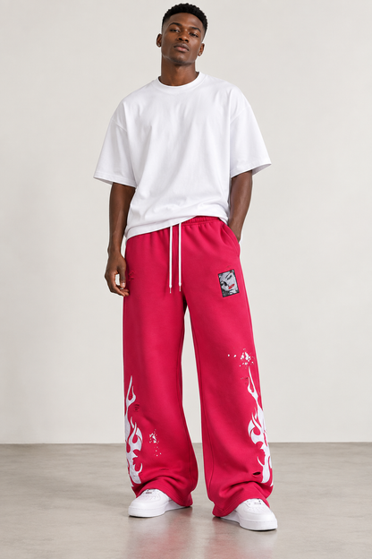 Pantalon jogging large délavé imprimé flammes porté par un homme, vue 1