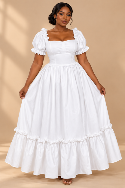 Robe longue blanche à col carré et jupe ample à volant