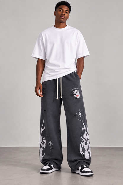 Pantalon jogging large délavé imprimé flammes porté par un homme, vue 4