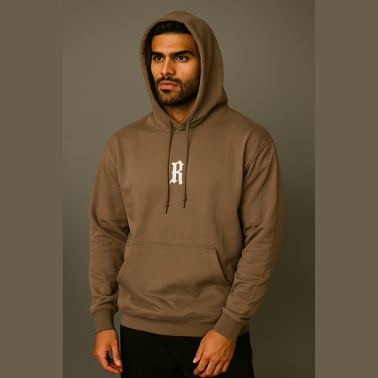 Hoodie “R Taupe” – Minimaliste, puissant, incontournable