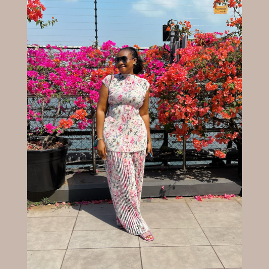Ensemble Fleuri  – Tunique Cintrée & Pantalon Plissé, Chic sans Effort