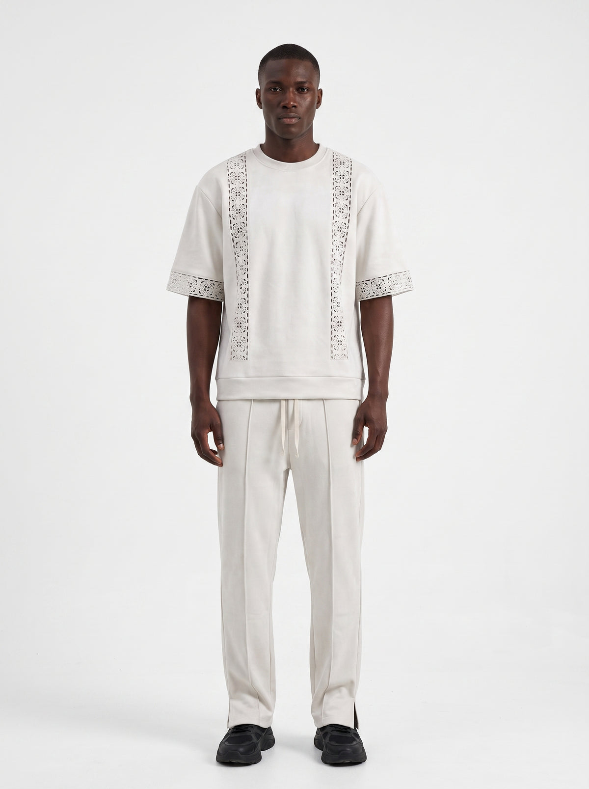 Ensemble homme blanc a bandes crochet, tenue complete