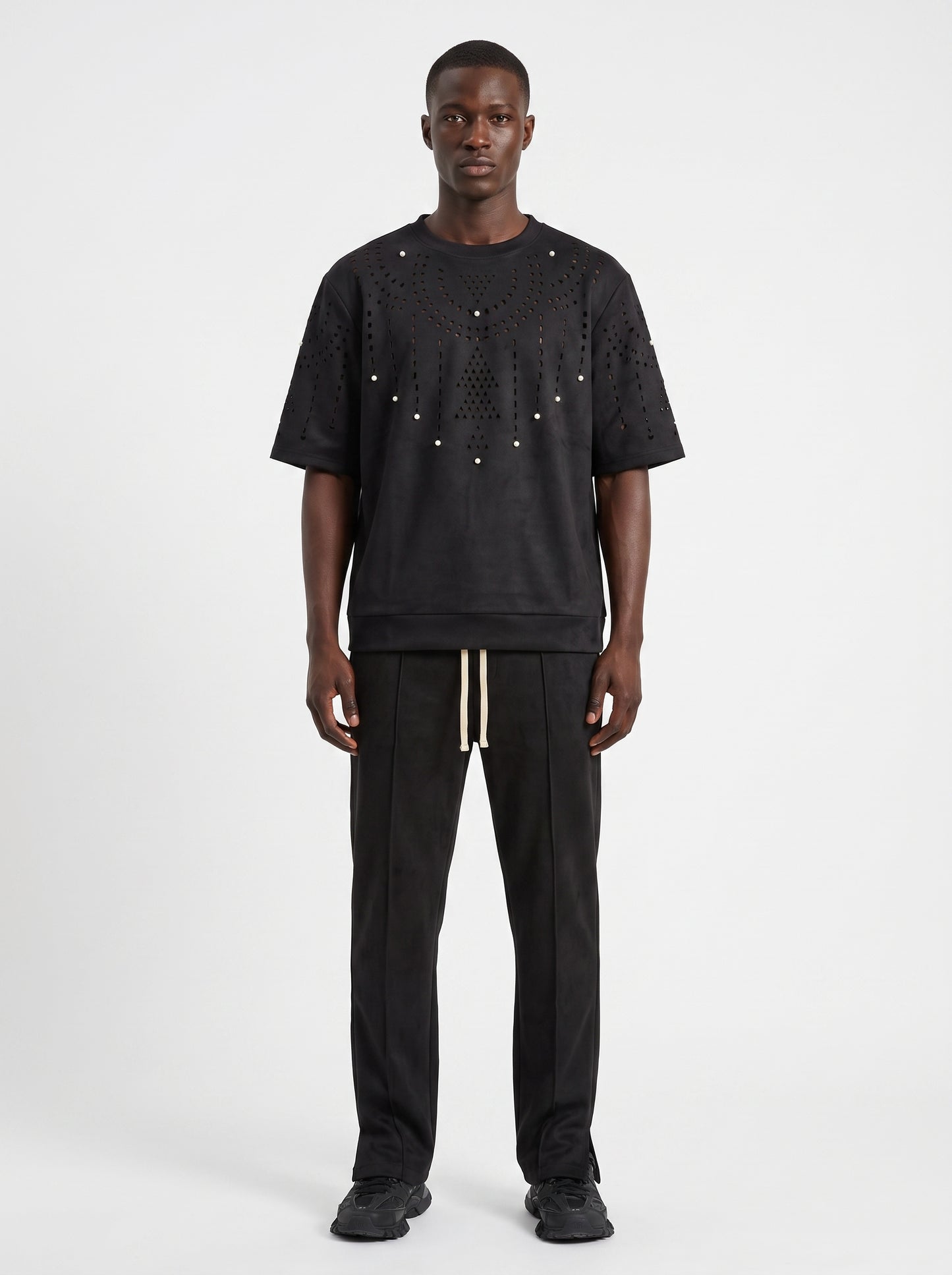 Ensemble homme noir a perforations et perles, tenue complete