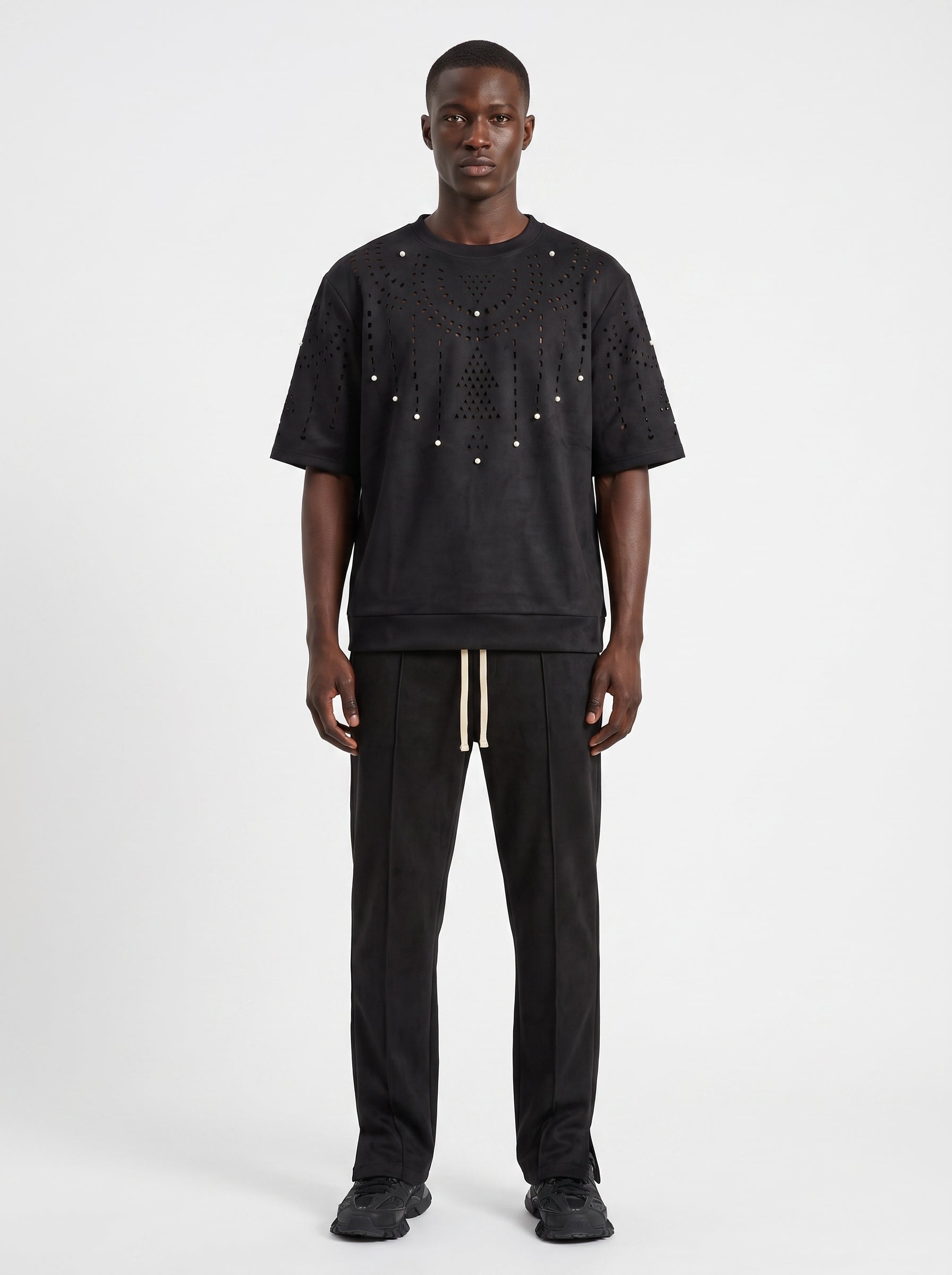 Ensemble homme noir a perforations et perles, tenue complete