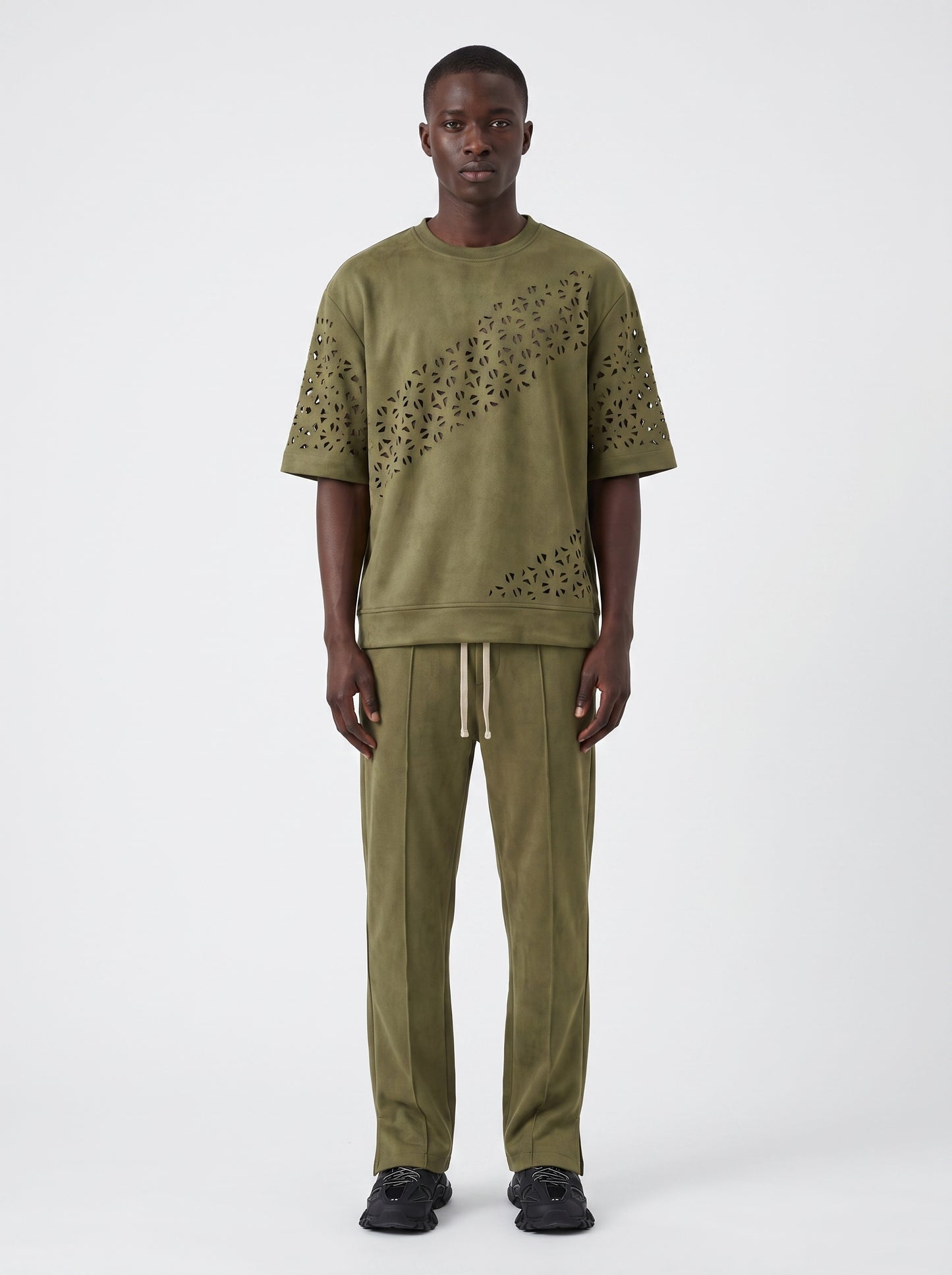 Ensemble homme kaki a perforations florales, tenue complete