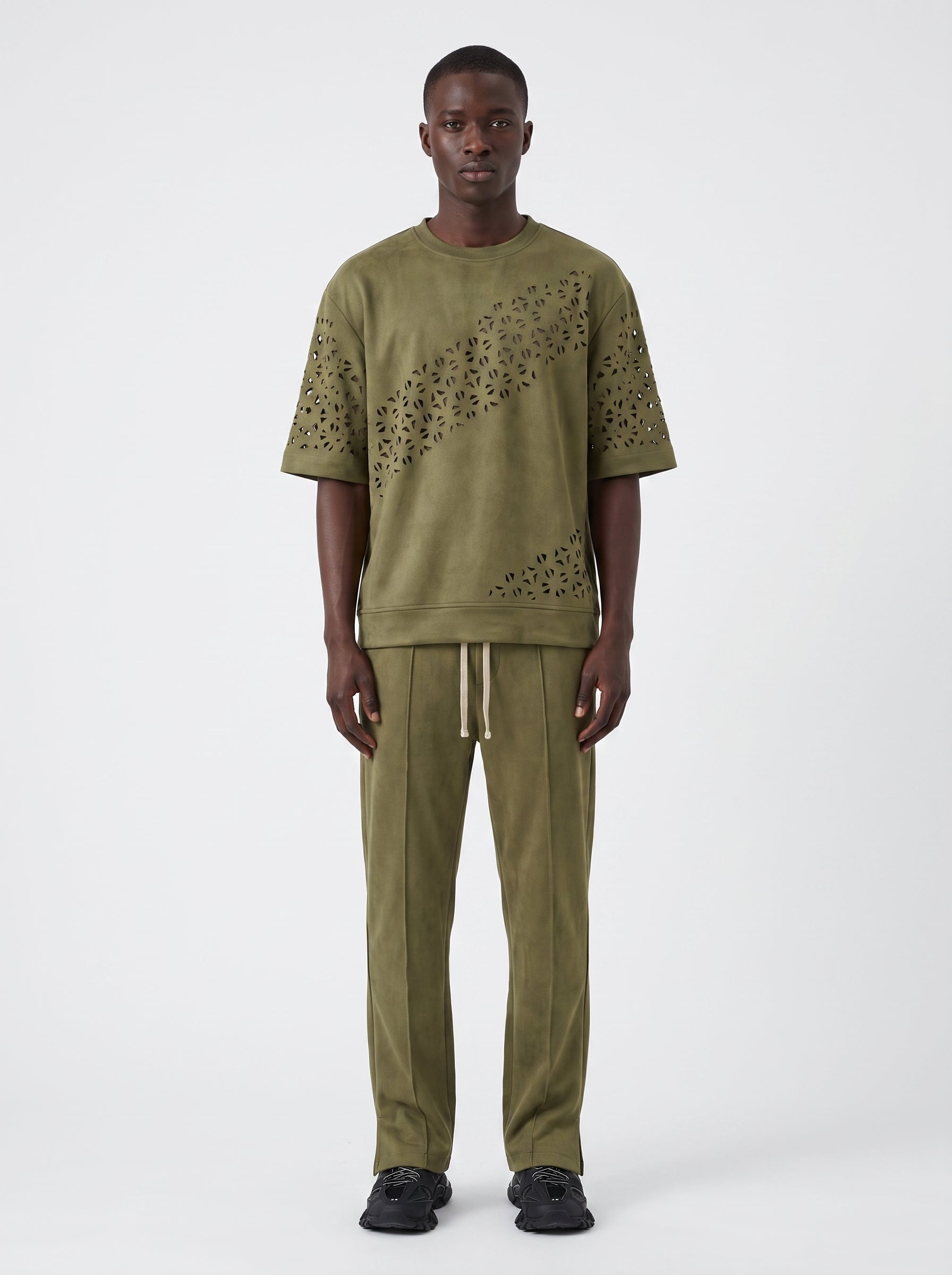 Ensemble homme kaki a perforations florales, tenue complete