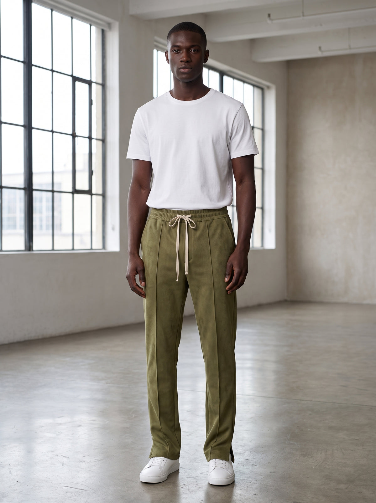 Pantalon de l ensemble porte seul avec un t-shirt uni