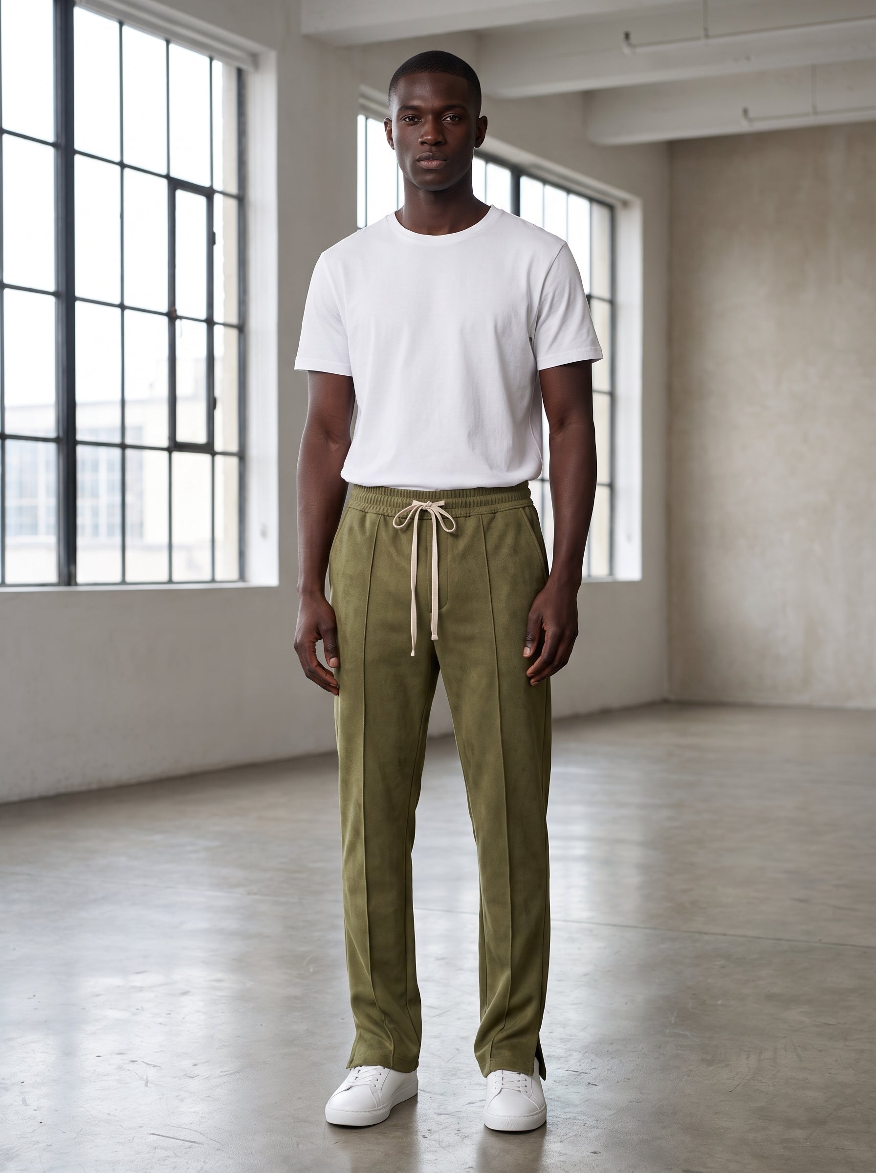 Pantalon de l ensemble porte seul avec un t-shirt uni