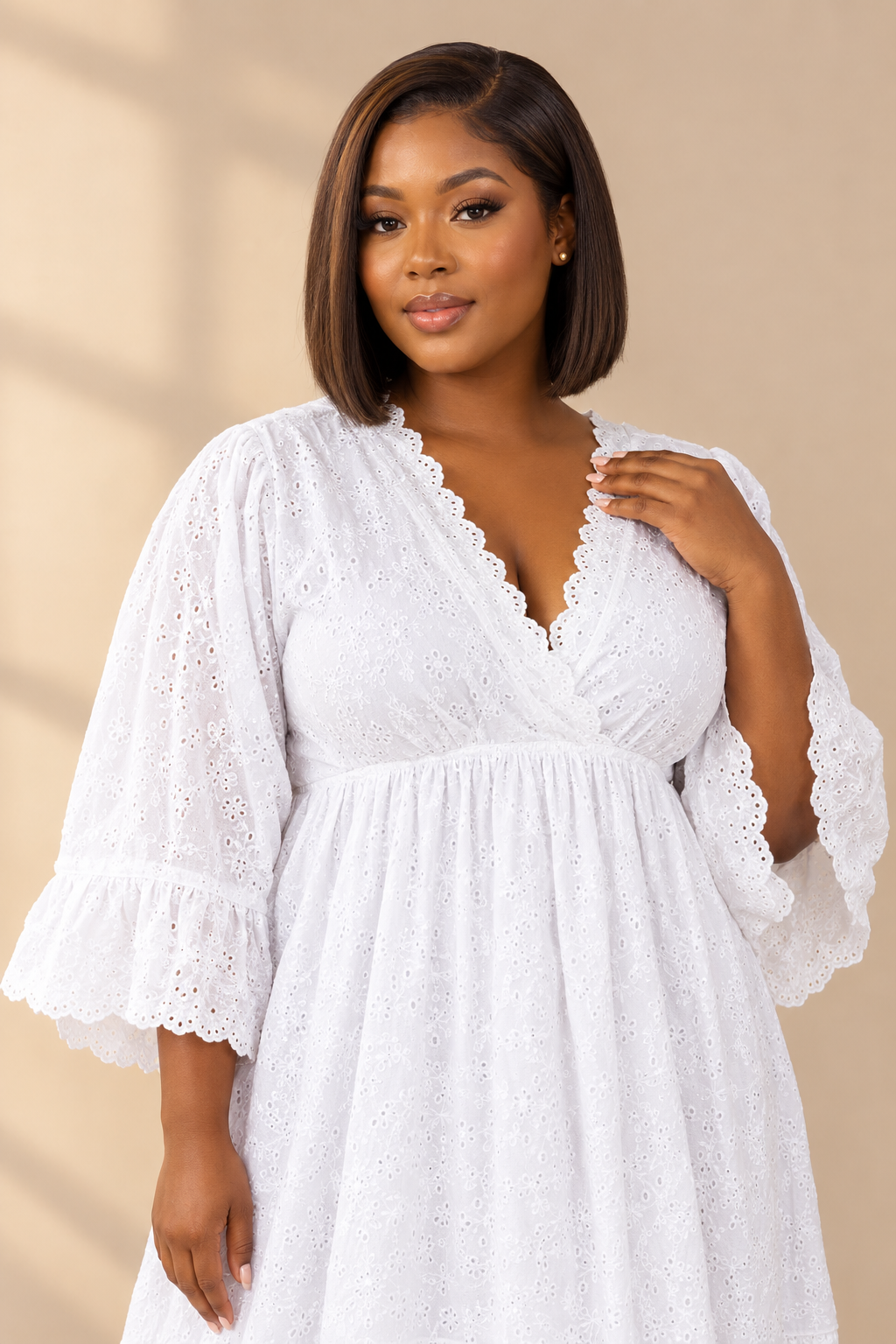 Robe longue blanche ajourée à col cache-cœur et jupe à volants