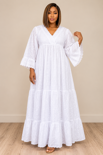 Robe longue blanche en broderie anglaise à manches évasées, portée en studio