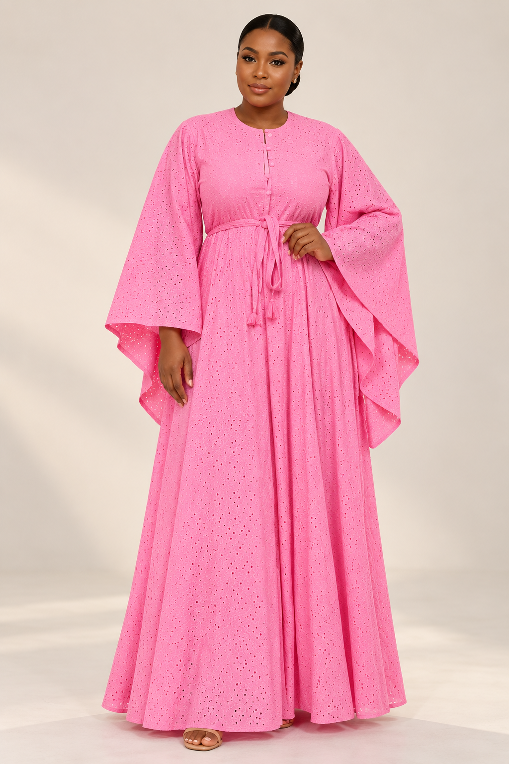 Robe longue en broderie anglaise rose à manches évasées, portée en studio
