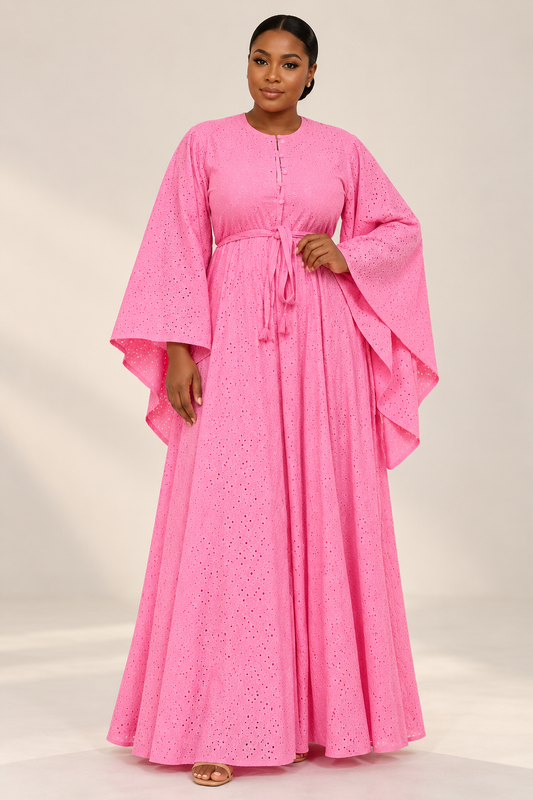 Robe longue en broderie anglaise rose à manches évasées, portée en studio