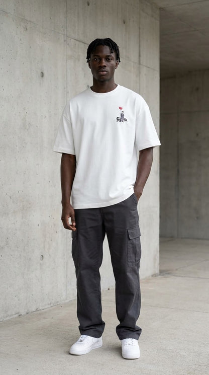 T-shirt oversize Racontia blanc porté, devant avec petit motif poitrine