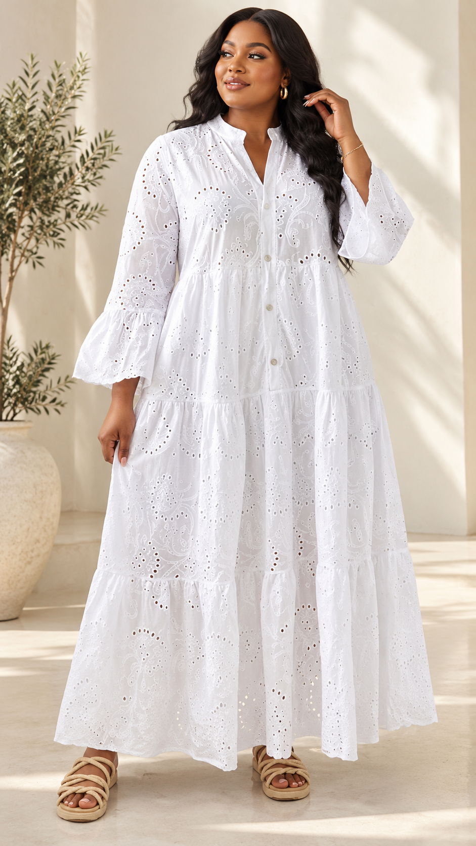 Robe longue blanche en broderie anglaise à col officier et manches évasées, portée