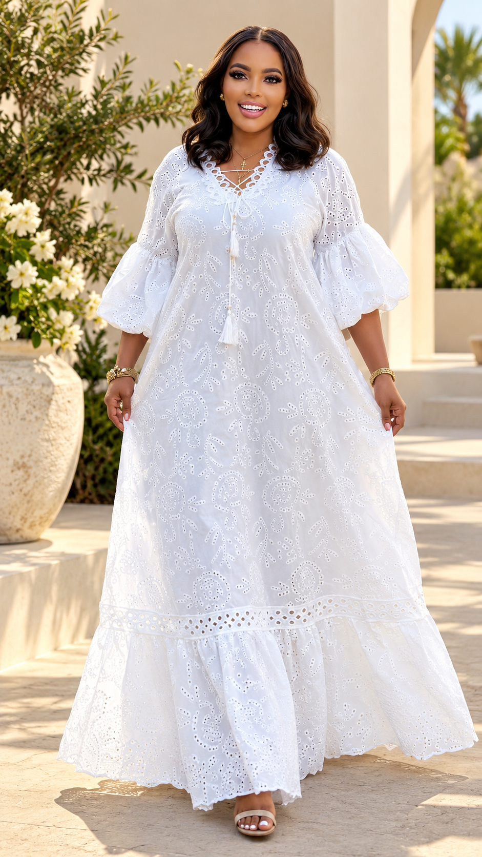 Robe longue blanche en broderie anglaise à pompons, shooting mode chic