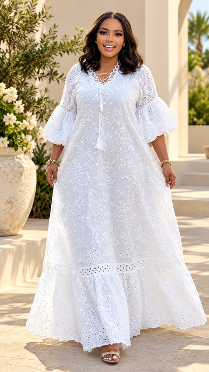 Robe longue blanche en broderie anglaise à pompons, shooting mode chic