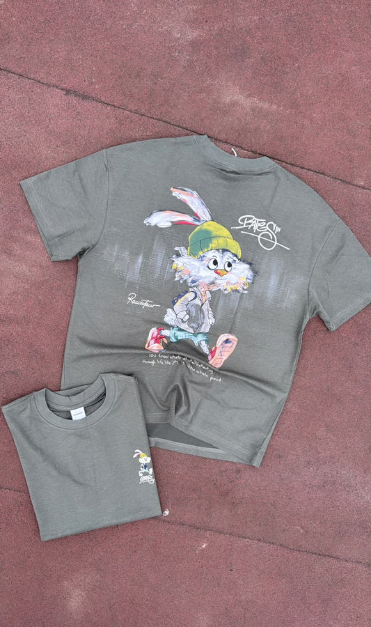 T-shirt oversize kaki lapin bonnet vert, dos et devant