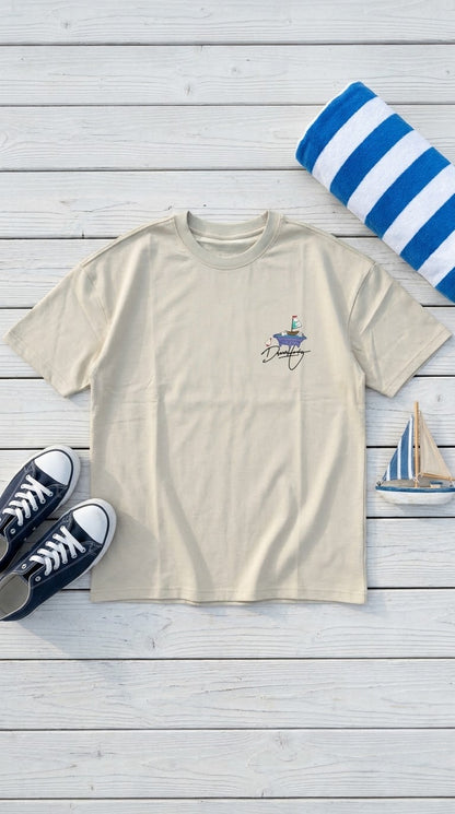 T-shirt oversize beige à plat, devant avec petit voilier