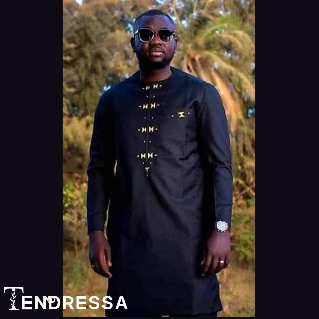 Élégance et Tradition : Tunique Noire avec Motifs Dorés