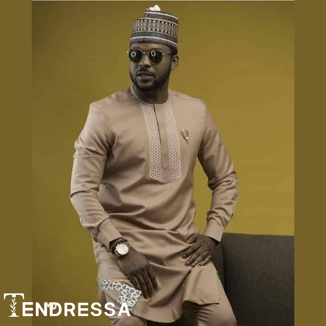 Élégance et Modernité : Tunique Noire et Dorée pour Homme Distingué