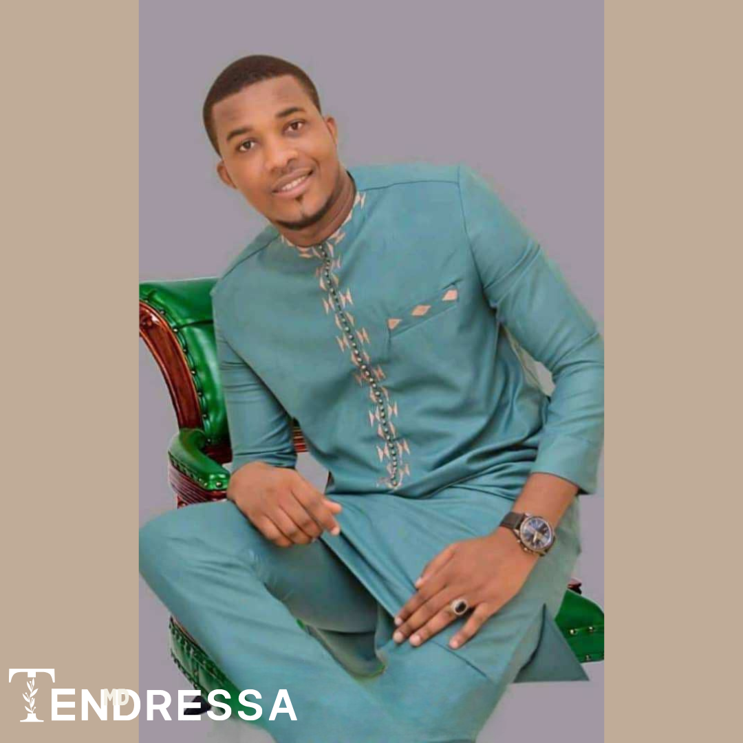 "Élégance et Tradition : Adoptez cette Tenue Turquoise pour un Style Incomparable