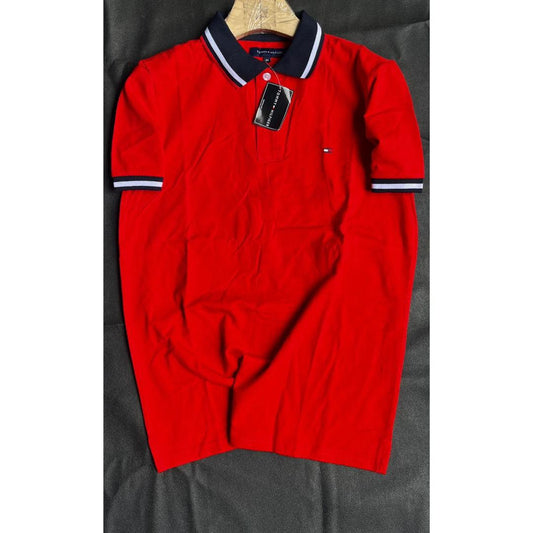Polo Rouge Élégant avec Col Bleu Marine