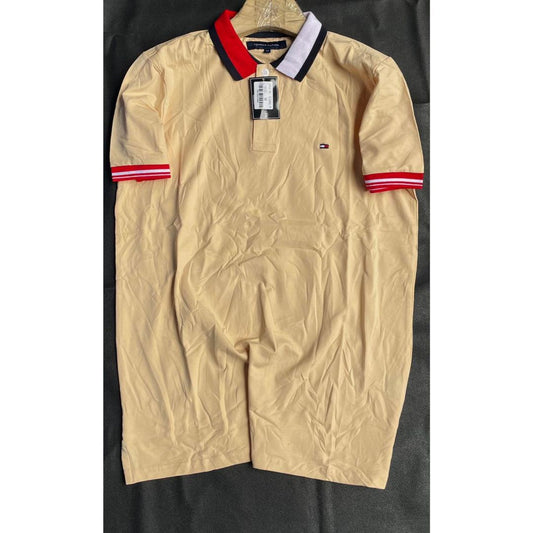 Polo à manches longues beige avec col bleu marine et détails rouges