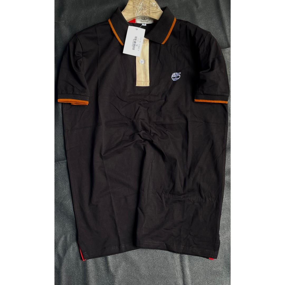 Polo Noir Élégant avec Détails Colorés