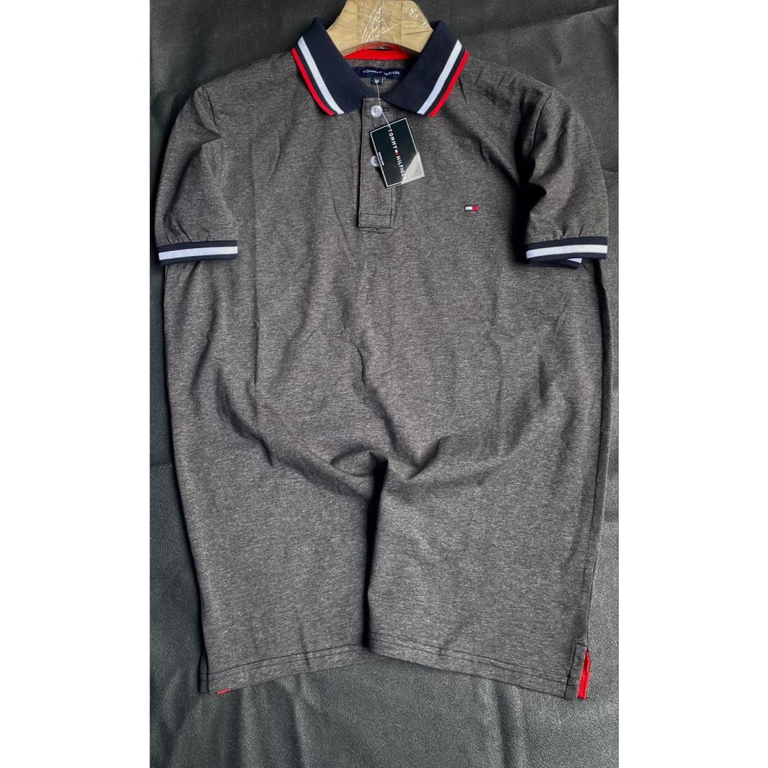 Polo Gris Élégant avec Détails Colorés