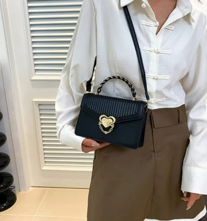 Sac à Main Plissé avec Poignée Tressée et Fermoir en Cœur