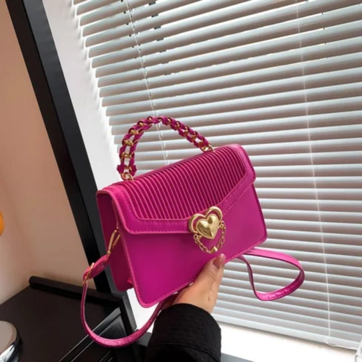 Sac à Main Plissé avec Poignée Tressée et Fermoir en Cœur