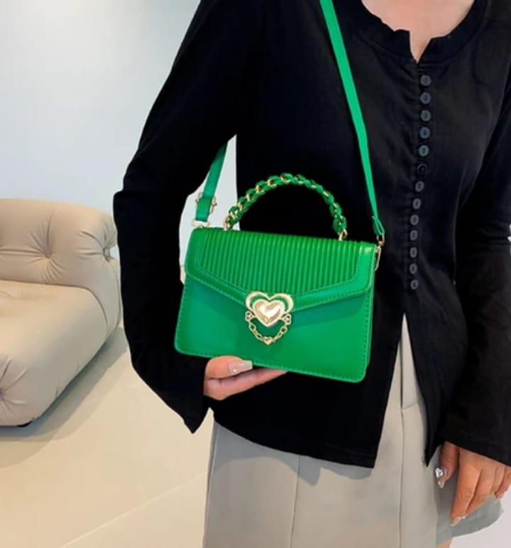 Sac à Main Plissé avec Poignée Tressée et Fermoir en Cœur