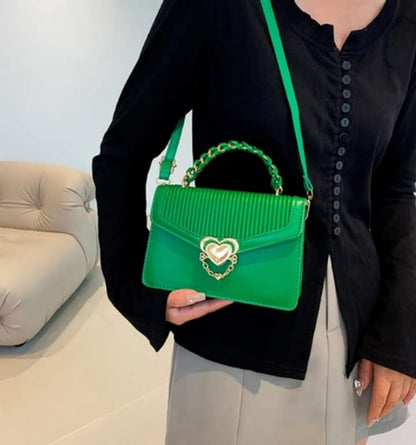 Sac à Main Plissé avec Poignée Tressée et Fermoir en Cœur
