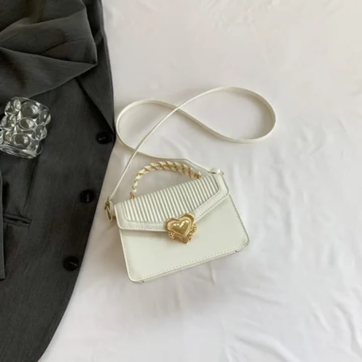 Sac à Main Plissé avec Poignée Tressée et Fermoir en Cœur